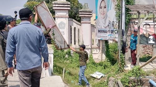 Bawaslu Kendal Tertibkan 3.700 APK Pilkada 2024 yang Melanggar Aturan