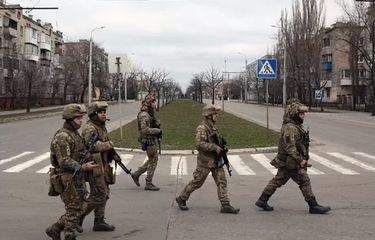 Tentara Ukraina berjalan di kota kecil di Severodonetsk, di mana Girikumar tinggal.