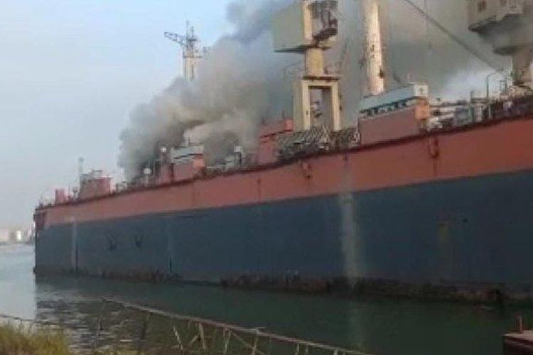 Kondisi Kapal Motor (KM) Anugerah Makmur Sejahtera saat mengalami kebakaran. (Tribun Jatim/Toni Hermawan)