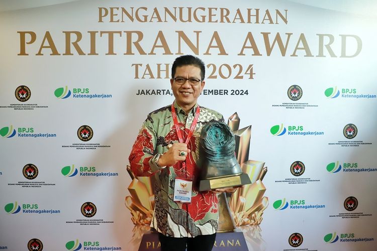 Bupati Bandung Dadang Supriatna menerima penghargaan bergengsi Anugerah Paritrana Award 2024 dari Presiden Republik Indonesia (RI) Joko Widodo (Jokowi). Penghargaan ini diserahkan oleh Wakil Presiden (Wapres) RI Ma'ruf Amin mewakili Presiden Jokowi dalam acara yang berlangsung di Ballroom Plaza Badan Penyelenggara Jaminan Sosial (BPJS), Jalan H Rasuna Said, Jakarta Selatan, Kamis (12/9/2024).