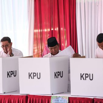 Calon Presiden no urut 02, Prabowo Subianto menggunakan hak pilihnya pada Pemilu 2019 di TPS 041, Bojong Koneng, Babakan Madang, Bogor, Jawa Barat, Rabu (17/04/2019).