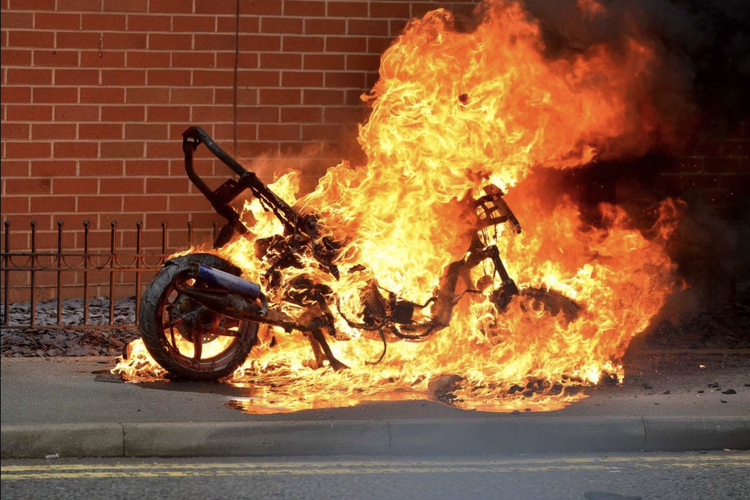 ilustrasi sepeda motor terbakar karena gawai elektronik di dalam jok
