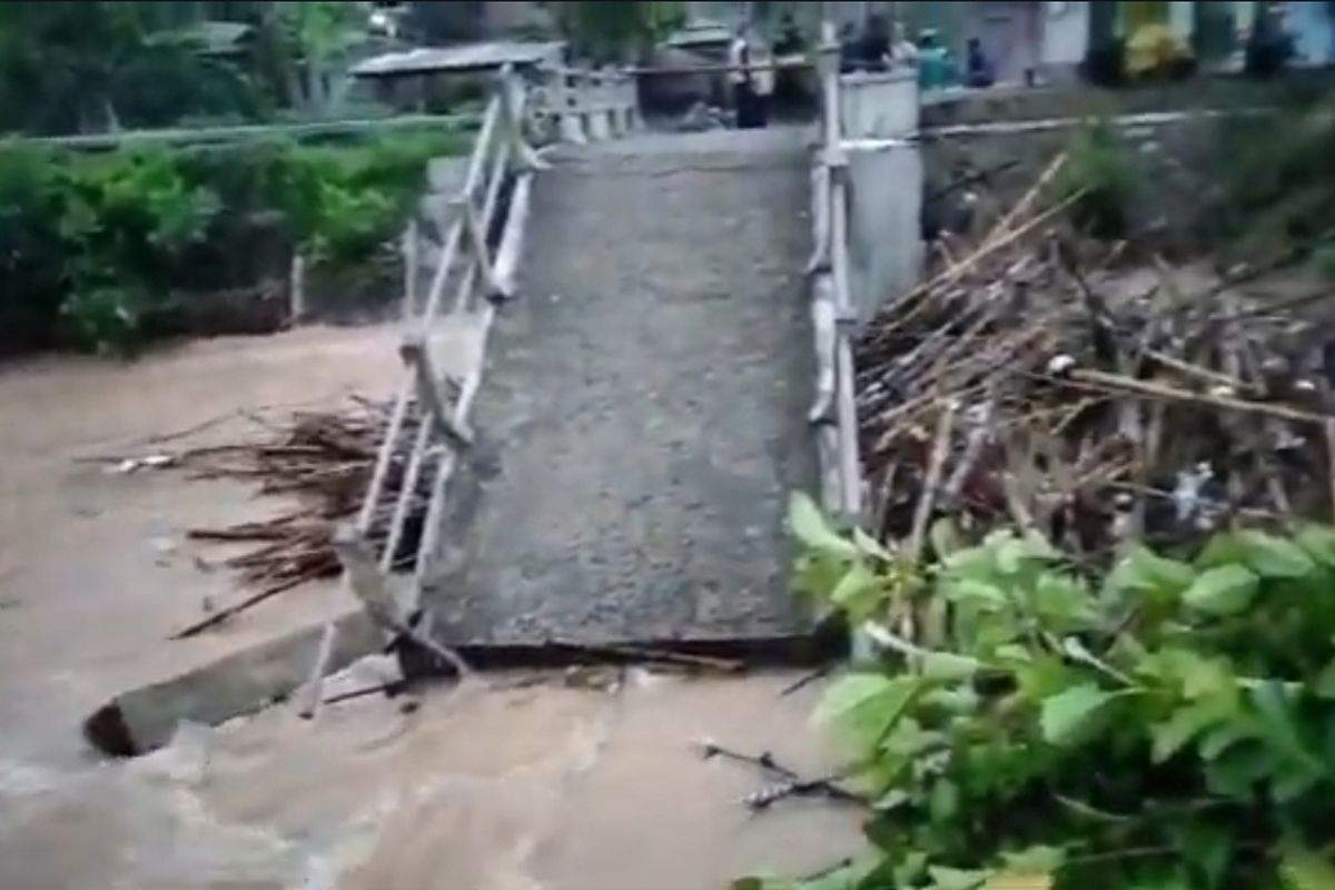 18 Titik Longsor dan 10 Pohon Tumbang Akibat Hujan Deras di Kebumen