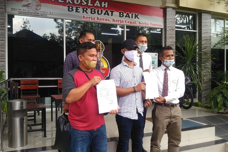 Dua korban Binomo dan Quotex berinisial VA dan RM membuat laporan di SPKT Polda Sumut pada Senin (14/3/2022). Kuasa hukum korban, Dengan Nauli Siagian menyebut ada 400 orang di Sumut yang menjadi korban dan akan kemungkinan akan membuat laporan.