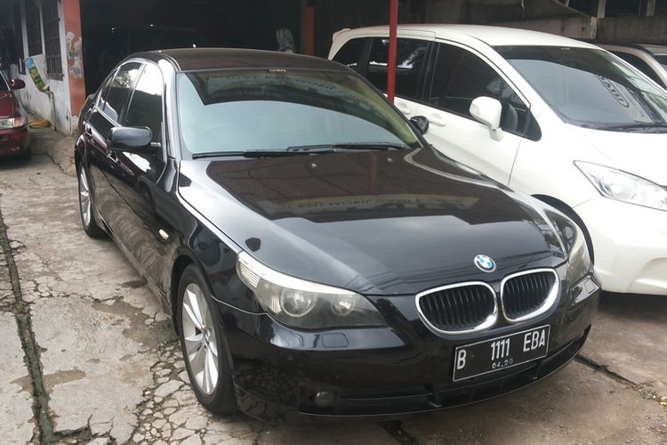 Sedan BMW 320i lansiran 2007 yang dijual di diler mobil bekas Auto Ritz, Jalan Tole Iskandar, Depok, Selasa (13/2/2018).