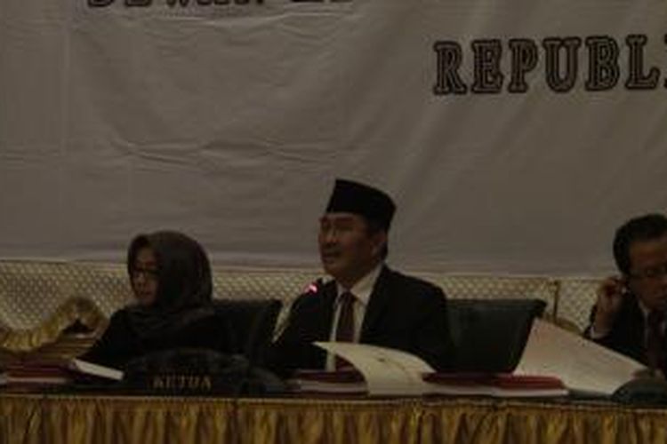 Ketua DKPP Jimly Asshiddiqie memimpin sidang dugaan pelanggaran kode etik terhadap KPU dan Bawaslu terkait pemilu presiden 2014. Ketua KPU, Husni Kamil Manik dan Ketua Bawaslu, Muhammad diposisikan sebagai pihak teradu.