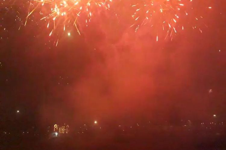 Pertunjukan kembang api dalam perayaan tahun baru di Danau Arsipel, Taman Mini Indonesia Indah (TMII), Jakarta Timur, Rabu (1/1/2020).