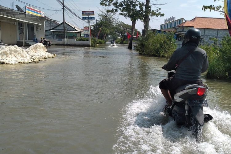 Banjir yang masih melanda Desa Soko, Kecamatan Glagah, Lamongan, Senin (14/3/2022).
