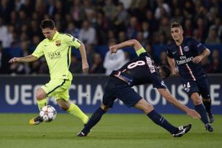 Penyerang Barcelona, Lionel Messi (Kiri), menggiring bola melewati gelandang Paris Saint-Germain, Thiago Motta (tengah), pada pertandingan Liga Champions, di Parc des Princes, Paris, Selasa (30/9/2014).