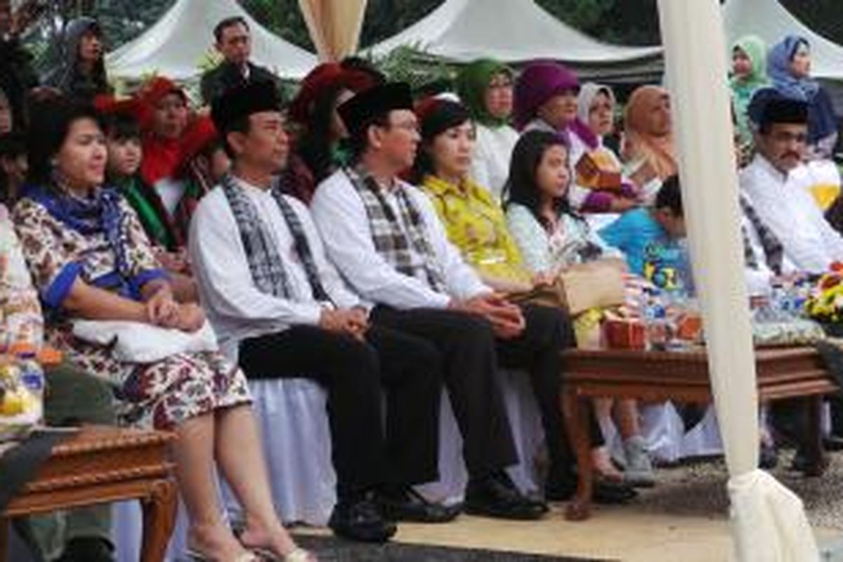 Wakil Gubernur DKI Jakarta Basuki Tjahaja Purnama (empat dari kiri) bersama istrinya, Veronica Tan, dan Kepala Dinas Pertamanan dan Pemakaman DKI Widyo Dwiyono Budi (tiga dari kiri) saat menghadiri penutupan pameran Flona 2013 di Lapangan Banteng, Jakarta Pusat, Jumat (5/7/2013).