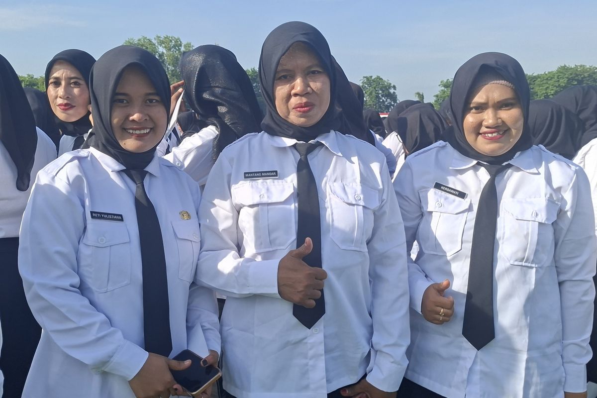 Ibu Mantang Mandar (50), berdiri di tengah,saat berfoto di sela acara penyerahan SK PPPK Patuh Waktu, di Sumenep, Jawa Timur. 