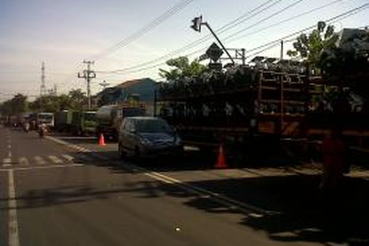 Kemacetan total terjadi di jalur Semarang-Bawen hingga lebih dari 10 kilometer, Rabu (25/9/2013). Kendaraan roda empat seperti truk terjebak lebih dari 12 jam tidak dapat melintas karena jalur tersebut ditutup total.