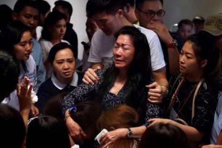 Keluarga penumpang pesawat AirAsia QZ8501 bereaksi setelah menerima informasi ditemukannya jenazah dan serpihan pesawat, di crisis-centre Bandara Juanda, Surabaya, Selasa (30/12/2014). Pesawat AirAsia QZ8501 yang mengangkut 155 penumpang serta 7 awak, jatuh pada Minggu pagi.