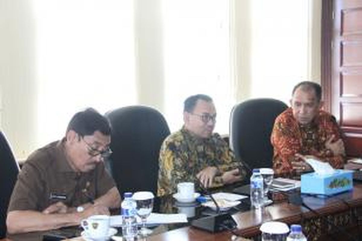 Menteri ESDM Sudirman Said didampingi Gubernur Maluku Said Assagaf dan Wakil Gubernur Maluku, Zeth Sahuburua saat memaparkan rencana pengelolaan blok gas Masela di Kantor Gubernur Maluku, Selasa (9/1/2016)