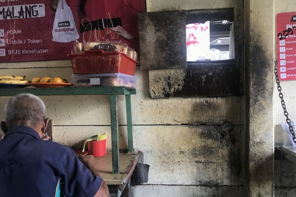 Suasana dibalik tembok Warung Pemalang, milik Damiah (59)  yang sempat viral di sosial media. Jumat ( 8/2/2019). 