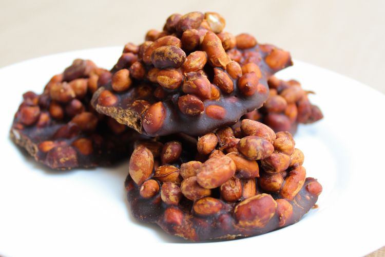 Ampyang kacang jahe atau gula kacang cocok dijadikan camilan Lebaran bagi pencinta manis. 
