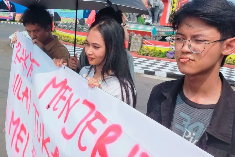 Mahasiswa Jahit Mulut Sambut Prabowo di Lampung, Sampaikan Lima Tuntutan