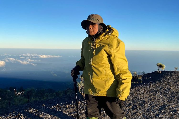 Rayakan Ultah Ke-73, Nenek Asal Pekalongan Naik Motor Lintasi 4 Pulau dan Mendaki 4 Gunung