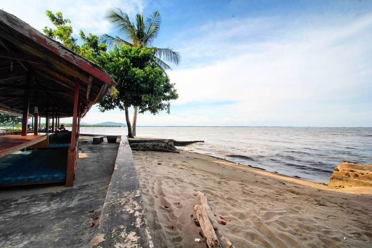 Pantai Labombo yang terletak di jalan Salekoe, Palopo.