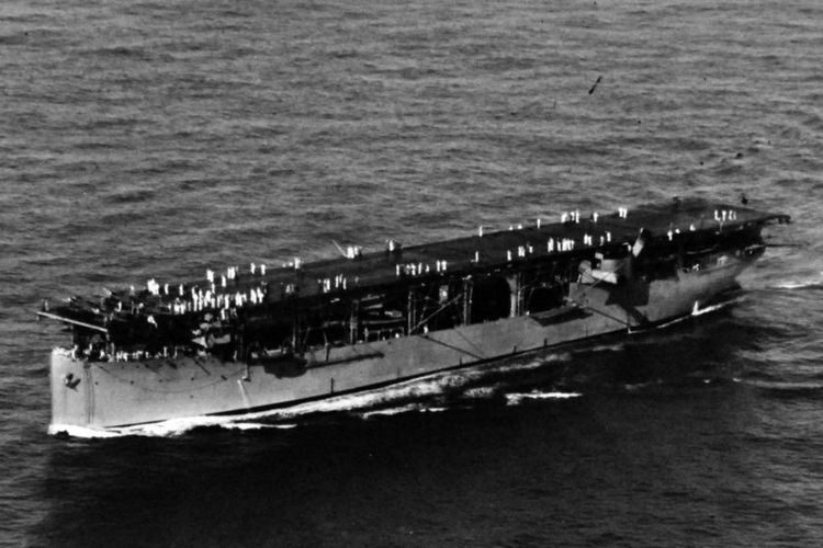USS Langley tengah berlayar di perairan sekitar 100 mil barat daya Pearl Harbor, Hawaii, 26 April 1925.