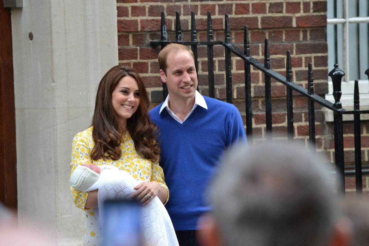 Pangeran William dan Kate Middleton, membawa Putri Charlotte Circa, saat kelahirannya di tahun 2015 