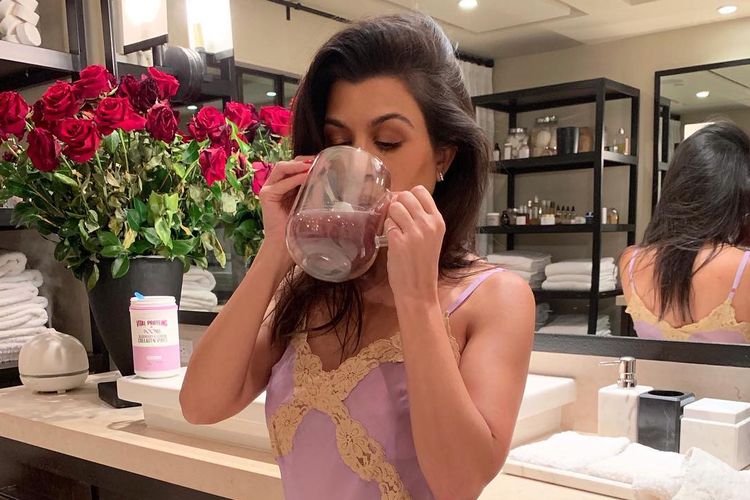 Kourtney Kardashian berpose dalam sebuah foto yang diunggahnya ke akun Instagram pribadinya.