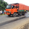 Motor Oleng dan Terjatuh di Lumajang, Pengendara Tewas Terlindas Truk