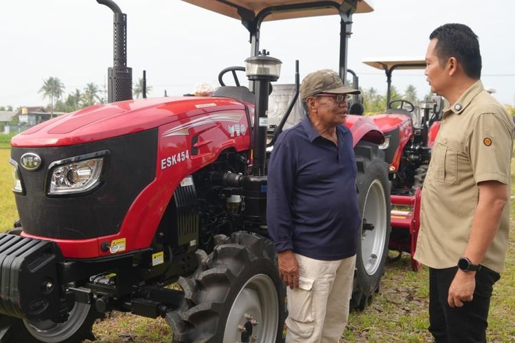 Bupati Jembrana dan I Nyoman Adi Wiryatama Serahkan 5 Traktor Roda Empat untuk Petani