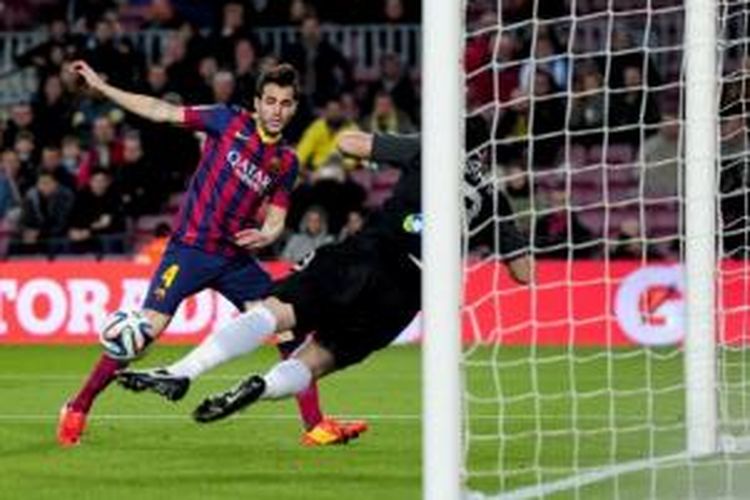 Gelandang Barcelona, Cesc Fabregas (kiri), mencoba menaklukkan gawang Real Sociedad yang dikawal Enaut Zubikarai (kanan), pada laga semifinal leg pertama Copa del Rey, di Stadion Camp Nou, Barcelona, Rabu (5/2/2014).