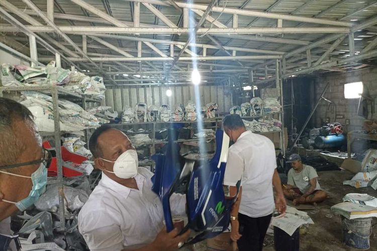 Kepala Disperindag Karawang Ahmad Suroto memperlihatkan produk body custom yang diproduksi IKM di Karawang, Rabu (9/3/2022). IKM tersebut diminta melengkapi izin usaha industri (IUI) dan memperbaiki area produksi agar memenuhi standar yang ditentukan.