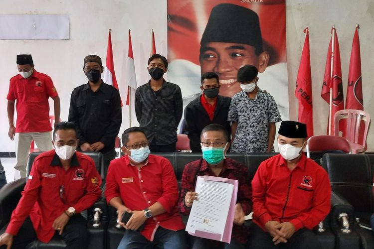 Pihak DPC PDI-P Kota Batu dan pihak terduga vandalisme 'Open BO' terhadap baliho bergambar Puan Maharani di Kantor DPC PDI-P Kota Batu, Kamis (2/9/2021)