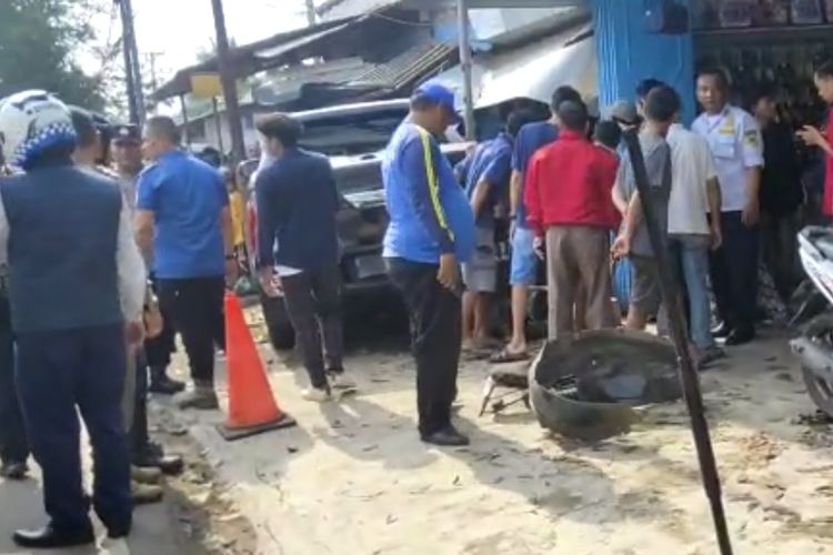 Mobil Bupati Kuningan Acep Purnama setelah menabrak orang di tepi jalan, Senin (3/4/2023).