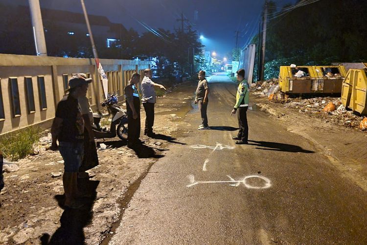 Petugas meminta keterangan para saksi mengenai kecelakaan lalu lintas yang terjadi di Jalan Desa Wonokoyo, Kecamatan Menganti, Gresik, Jawa Timur, Rabu (17/1/2024) malam.