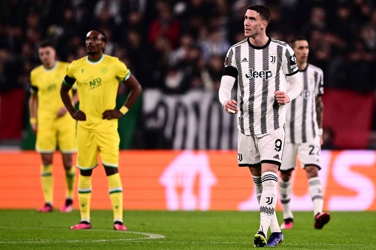 Dusan Vlahovic (kanan) setelah mencetak gol dalam pertandingan Juventus vs Nantes pada leg pertama playoff knockout Liga Europa 2022-2023 di Stadion Allianz, Jumat (17/2/2023) dini hari WIB. (Foto oleh Marco BERTORELLO / AFP)