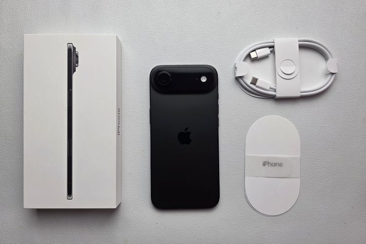 Membuka kotak kemasan iPhone Air warna Space Black