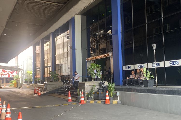 Situasi Terkini Hayam Wuruk Tower Pasca-Penggerebekan Markas Judol, Dijaga Satu Peleton Brimob