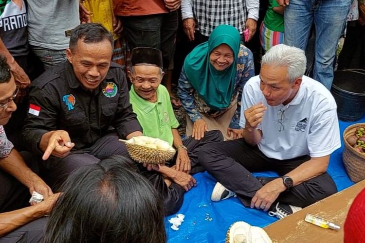 Calon presiden nomor urut 3, Ganjar Pranowo makan durian bersama warga di Desa Wilayu, Selomerto, Wonosobo, Senin (18/12/2023).