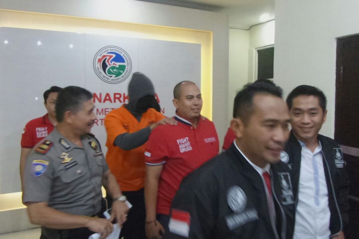 Penyanyi Marcello Tahitoe saat digiring dari Sat Narkoba Polres Metro Jakarta Selatan, Jumat (11/8/2017).