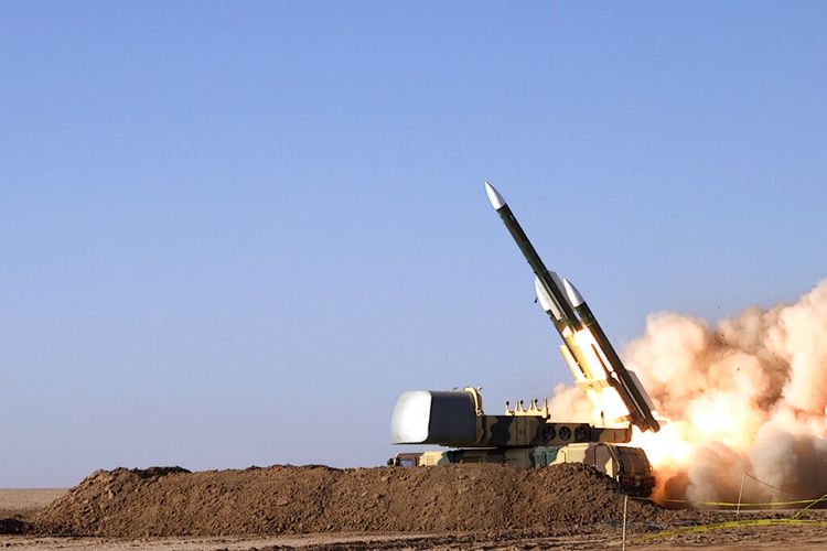 Foto ini dirilis Selasa, 12 Oktober 2021, oleh Angkatan Darat Iran, menunjukkan sebuah rudal yang ditembakkan selama latihan militer di lokasi yang dirahasiakan di Iran. 