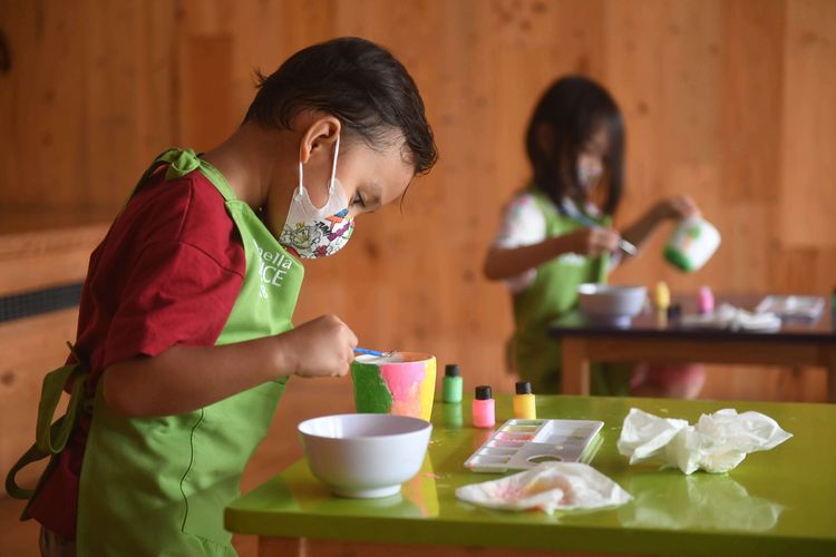 Foto dirilis Minggu (6/2/2022), memperlihatkan dua orang anak menghias pot di Workshop Rumah Atsiri Indonesia, Tawangmangu, Karanganyar, Jawa Tengah. Sejarah Rumah Atsiri sebagai tempat pembuatan minyak esensial (essential oil) berawal dari kerja sama antara pemerintah Indonesia dan Bulgaria untuk mengolah minyak atsiri dengan bahan dasar sereh wangi atau cittronella pada 1963.