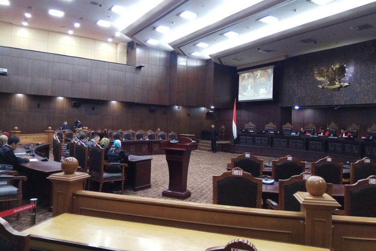 Hakim Konstitusi Suhartoyo, Ketua Mahkamah Konstitusi (MK) Arief Hidayat, dan Hakim Konstitusi I Dewa Gede Palguna dalam sidang panel uji materi Perppu Ormas yang diajukan ACTA. Sidang digelar di MK, Jakarta Pusat, Senin (28/8/2017).