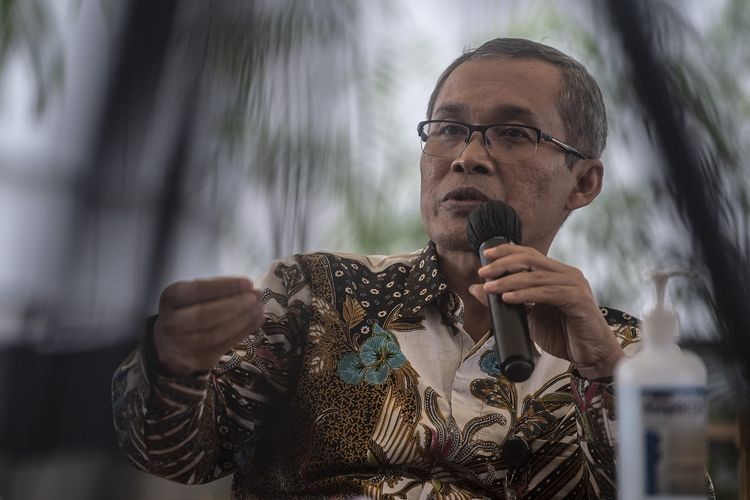 Wakil Ketua Alexander Marwata memberikan paparan saat diskusi media dengan tema Penghitungan Kerugian Negara dalam Perkara RJ Lino di gedung Juang KPK, Jakarta, Selasa (21/12/2021). Dalam diskusi tersebut KPK memberikan keterangan bahwa untuk pertama kalinya dalam melakukan perhitungan kerugian negara dalam perkara RJ Lino dilakukan sendiri oleh tim forensik KPK tanpa melibatkan instansi lainnya. ANTARA FOTO/Muhammad Adimaja/hp.
