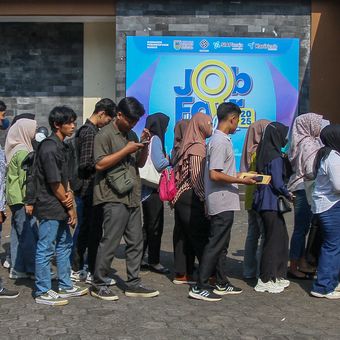 Pencari kerja antre memasuki aula saat Job Fair Kudus 2025 di Gedung Hraha Mustika, Desa Getas Pejaten, Kabupaten Kudus, Jawa Tengah, Jumat (10/10/2025). Pemerintah Kabupaten Kudus menggelar bursa kerja yang menghadirkan 20 perusahaan dengan total 1.401 lowongan pekerjaan bagi penyandang disibilitas, lulusan perguruan tinggi dan SMA sebagai upaya penyerapan tenaga kerja serta menekan angka pengangguran.