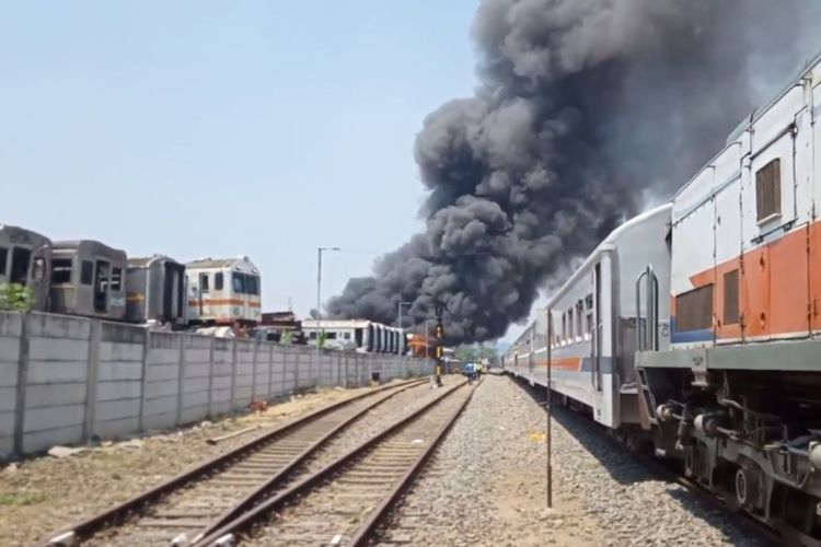 Kebakaran di Pusat Kegudangan dan Logistik (PKLG) Purwakarta yang berada di samping Stasiun Purwakarta, Kamis (31/8/2023)