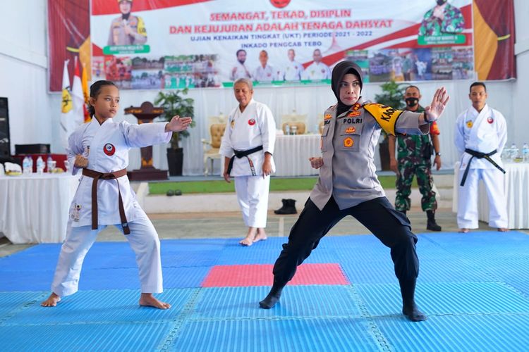 Kapolres Tebo, AKBP Fitria Mega  saat memperagakan gerakan karate kepada anak-anak yang ingin meniru dirinya yang sukses juara karate internasional Sea Games pada 1999 lalu