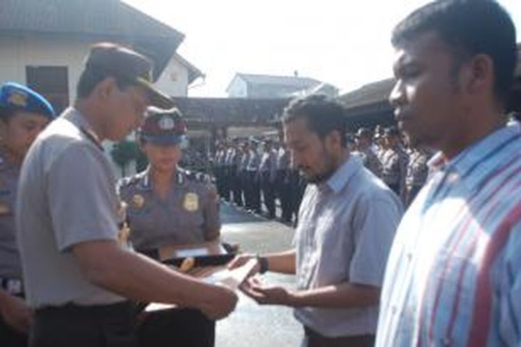 Kepala Polres Magelang Kota, AKBP Zain Dwi Nugroho, memberikan pengahargaan kepada dua warga Magelang yang berhasil menangkap pencuri helm.