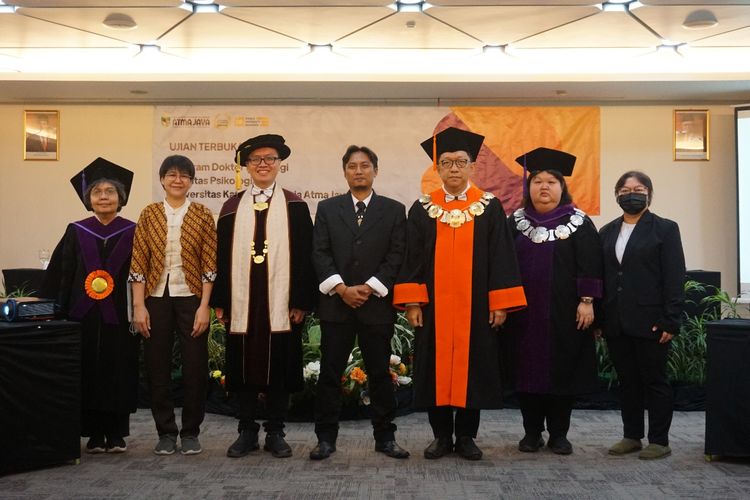 Rahmanto Kusendi (tengah) resmi menyandang gelar Doktor Psikologi pertama di Unika Atma Jaya pada awal tahun 2024, setelah menjalani sidang terbuka pada Kamis (4/1/2024).