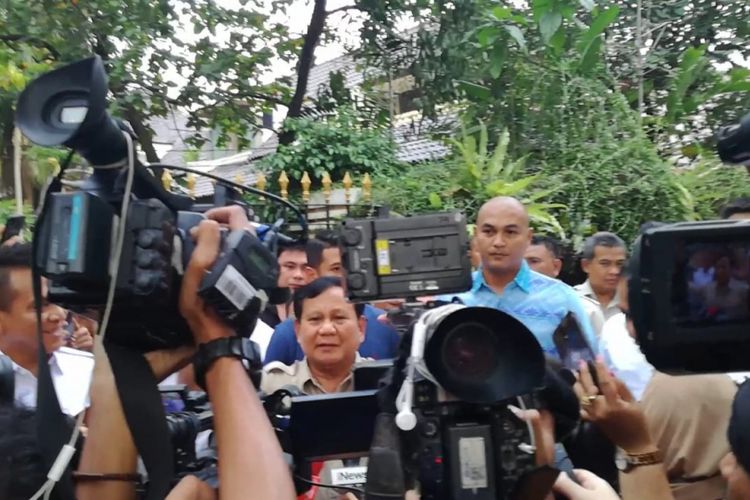 Calon presiden Prabowo Subianto tiba kediamannya di kawasan Kertanegara, Jakarta, Jumat (21/9/2018). 