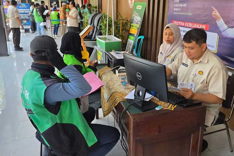 Pengemudi Ojol memanfaatkan pemutihan pajak kendaraan bermotor di Kantor Samsat Surabaya, Rabu (16/7/2025)
