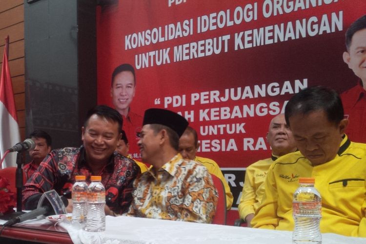 Ketua Dewan Perwakilan Daerah (DPD) PDI Perjuangan Jawa Barat TB Hasanudin bersama Ketua DPD Partai Golkar Jawa Barat Dedi Mulyadi.